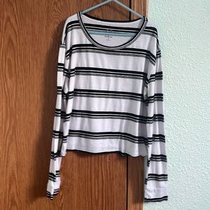 t-shirt / crop top. black n white